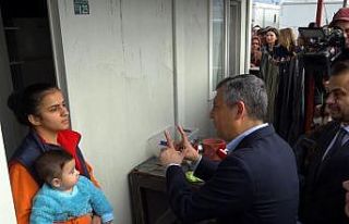 Özgür Özel Osmaniye’de depremzedelerle bir araya...