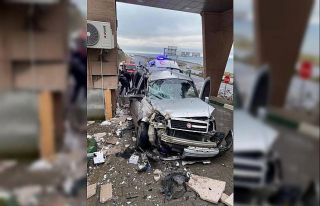 Panelvan araç hastanenin güvenlik kulübesine çarptı;...