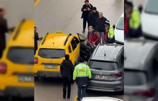 Park halindeki aracın açılan kapısına taksi çarptı
