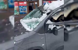 Park halindeki aracın üzerine çatıdan kar kütlesi...