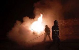 Park halindeki otomobil alevlere teslim oldu