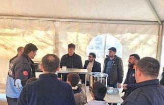 Pasinler Belediyesi’nden vatandaşa sıcak yemek...