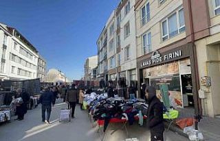 Pazar engelini aşamayan itfaiye, yangına ulaşmakta...