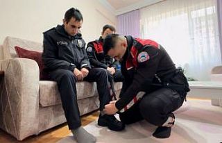 Polis sevdalısı engelli genç üniforma ile devriye...