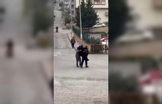 Rahatsızlanan yaşlı vatandaşı belediye işçileri...