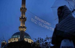 Ramazan ayının müjdecisi mahyalar yanmaya başladı