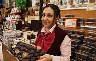 Ramazan ayının sembol ürünü hurma tezgahlardaki...