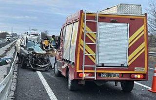 Refüje çarpan hafif ticari araç ile tır çarpıştı:...