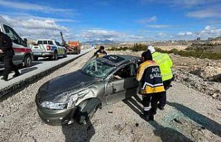 Refüje çarpan otomobil şarampole takla attı: 1...