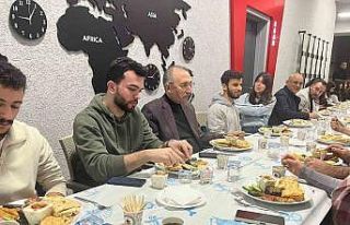 Rektör Göktaş, çalışan öğrencilerle sahurda...