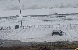 Rize’de dev dalgalar Karadeniz Sahil Yolu’na ulaştı