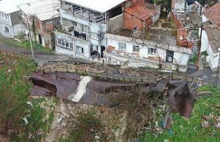 Sağanak sonrası yol çöktü, mahalleyi endişe...