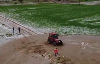 Sağanak taşkına neden oldu, tarlada mahsur kalan...