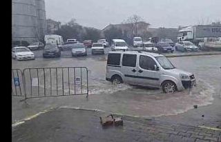 Sağanak yağış hayatı olumsuz etkiledi