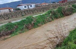 Sağanak yağış Sarıgöl’de kuruyan dereleri...