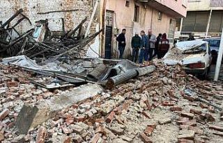 Sağanak yağış Sarıgöl’de metruk bir binayı...