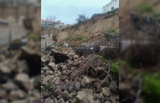 Sağanak yağmur okulun istinat duvarını yıktı