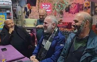 Şakacı kahveye gelen çıkamıyor