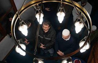 Sakarya’da Berat Kandili’nde vatandaşlar camileri...