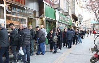 Sakarya’da ilk iftar öncesi metrelerce pide kuyruğu