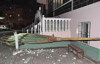 Salihli’yi fırtına vurdu: Minarenin külahı koptu,...