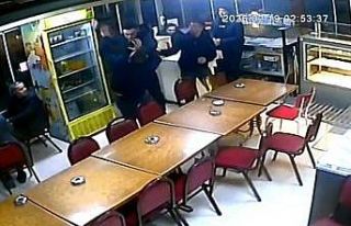 Saniye saniye kameraya yansıyan bıçaklı kavga,...