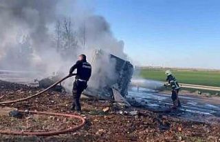 Şanlıurfa’da devrilen yakıt yüklü tır alev...