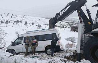 Şarampole sürüklenen minibüs, ekipler tarafından...