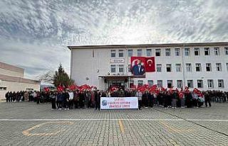 Sarıgöl’de öğrencilerden bayrağa anlamlı sahiplenme