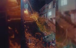 Sarıyer’de yağış nedeniyle bina yanındaki merdivenler...