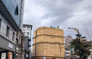 Şehrin merkezinde binayı kereste ile paketlediler