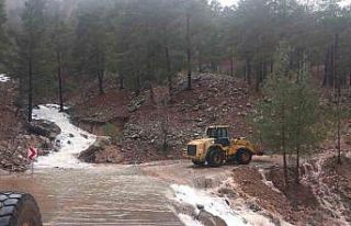 Sel, heyelan ve kar yağışına karşı yoğun mücadele