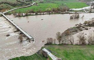 Sel suları ile ikiye ayrılan Yıldız Köprüsü...
