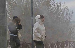 Şelale şiddetli rüzgarla tersine çağladı, denizin...