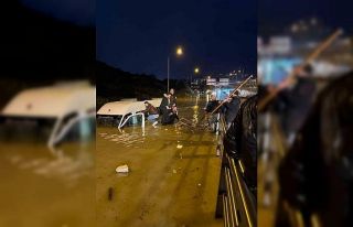 Sele kapılan minibüste can pazarı