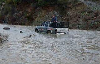 Sele teslim olan yollarda araçlar mahsur kaldı:...