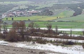 Selendi’de çay ve dereler taştı