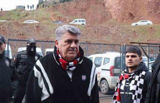 Serdar Adalı taraftarla birlikte maça geldi