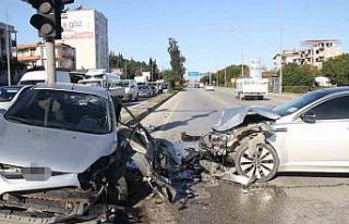 Serik’te iki otomobil çarpıştı:2 yaralı