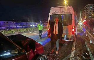 Servis minibüsü ile Tofaş otomobil çarpıştı:...