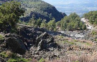 Seydikemer’de heyelan nedeniyle yol kapandı