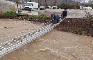 Seydikemer’de mahsur kalan vatandaşları itfaiye...