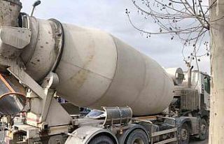 Seyir halindeki beton mikserinden kopan tekerlek üç...
