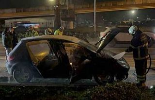 Seyir halindeki otomobil alev aldı, facia kıl payı...