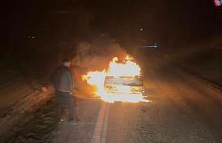 Seyir halindeki otomobil yanarak kullanılamaz hale...