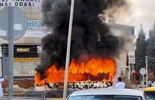 Seyir halindeyken alev alan halk otobüsü küle döndü