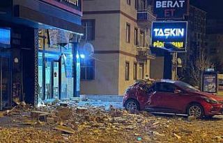 Şiddetli rüzgar binanın duvarını uçurdu