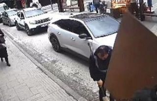 Şiddetli rüzgar nedeniyle düşen tabela, işçinin...