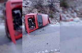 Şiddetli rüzgar otomobili yan yatırdı