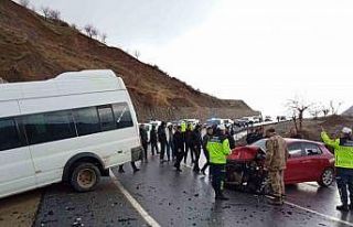 Siirt’te öğrenci servisi ile otomobil çarpıştı:...